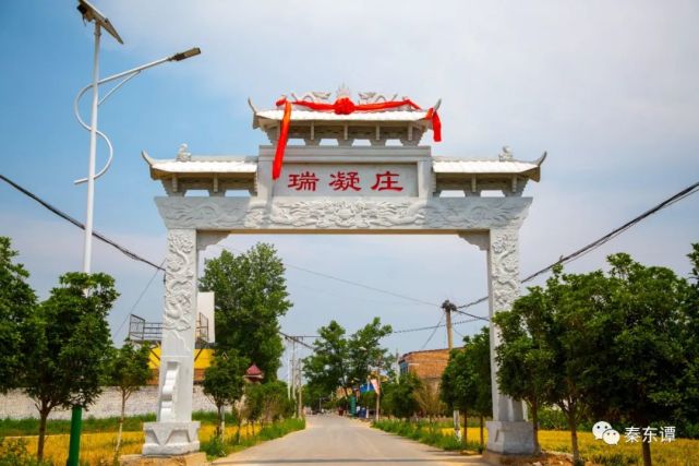 在村中央瑞凝庄的胡家大院,这里至今仍有后人居住.