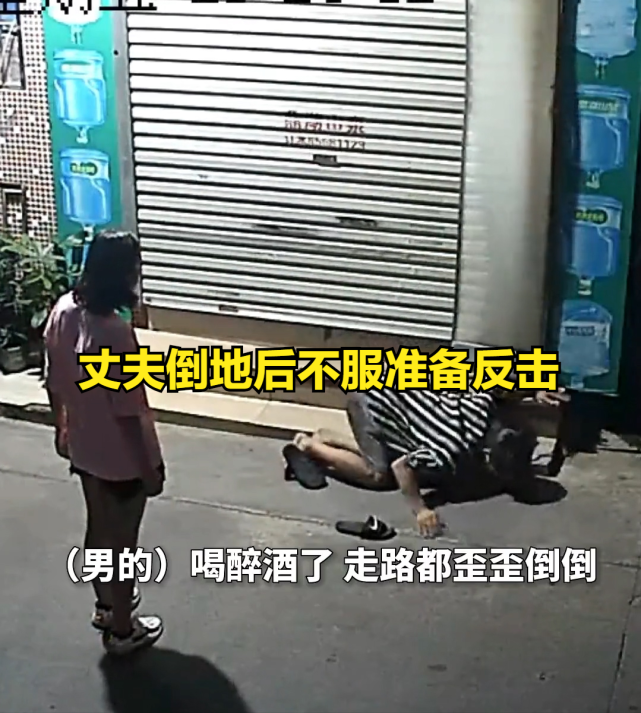 喝多了酒,左摇右晃的他无缘无故将街边停靠的电动车推倒并不断地敲击
