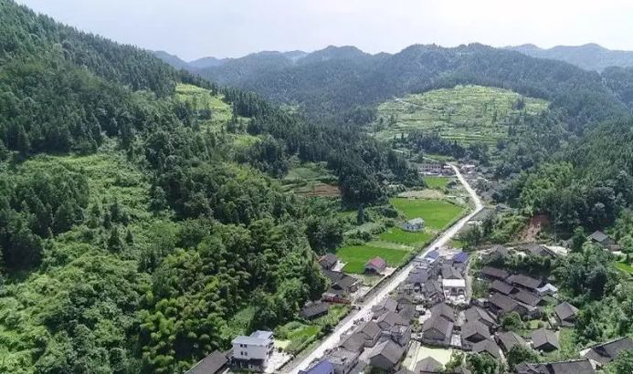 位于花垣县中部,东与麻栗场镇接壤,西与猫儿乡为邻,南抵吉卫镇