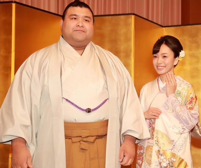 像日本相扑第65代横纲贵乃花光司曾经与宫泽理惠订婚,把女方甩了之后