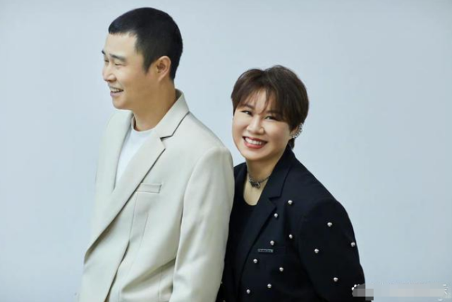 夫妻俩的合照,小沈阳一身白色西装略显帅气,沈春阳着装也沉稳不失气质