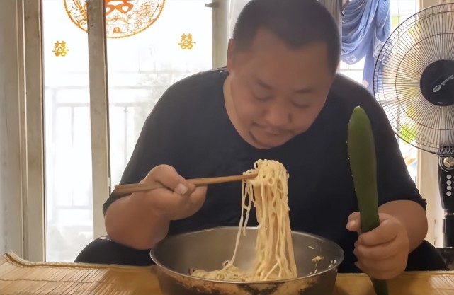 视频中的胖龙说着一口地道的河南话,吃着地道的河南美食,从饸饹面,油