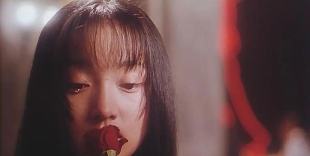 1995年,周迅受邀出演电影《女儿红》中年轻时的花雕,如花的面庞让观众