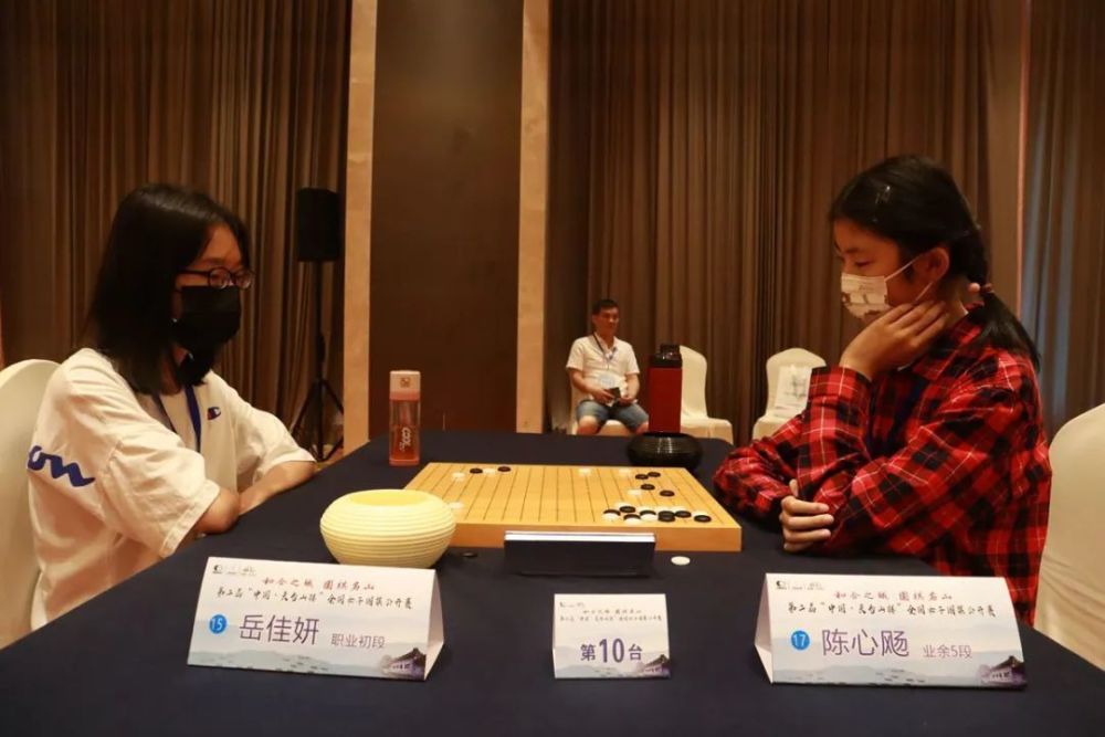 围棋巾帼相聚佛宗道源之城第二届天台山杯李赫吴依铭等两连胜