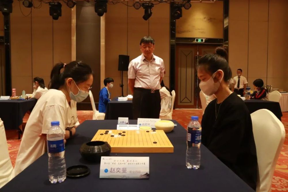 围棋巾帼相聚佛宗道源之城第二届天台山杯李赫吴依铭等两连胜