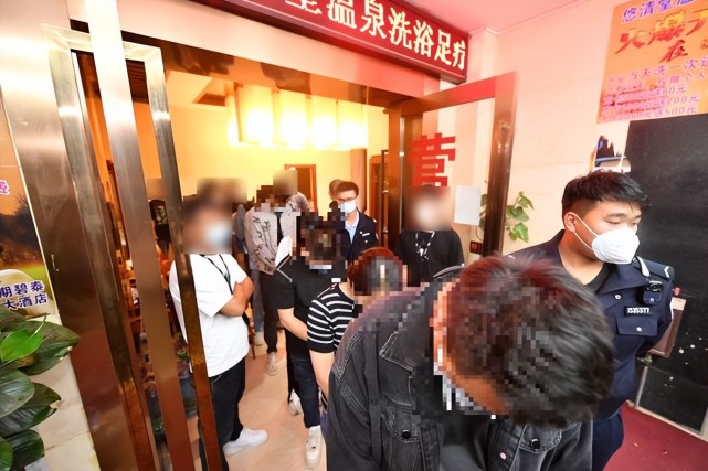 昆明警方突击大树营按摩店抓获49人