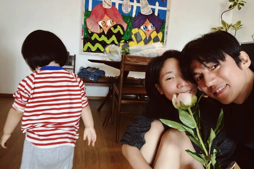 几乎每个节日都会亲自给老婆送花送礼物,一家三口的生活十分浪漫有