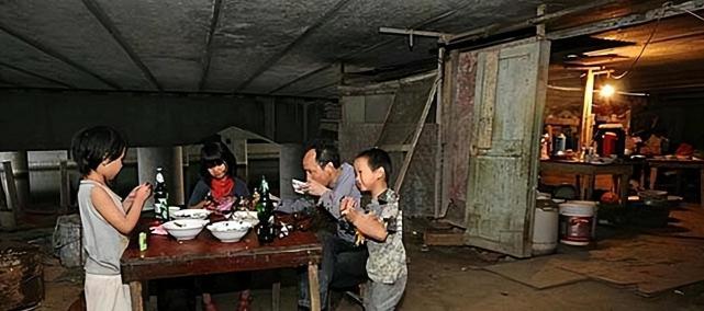 2010年一家四口蜗居桥洞被发现,孩子因户口没法上学,与垃圾为伴