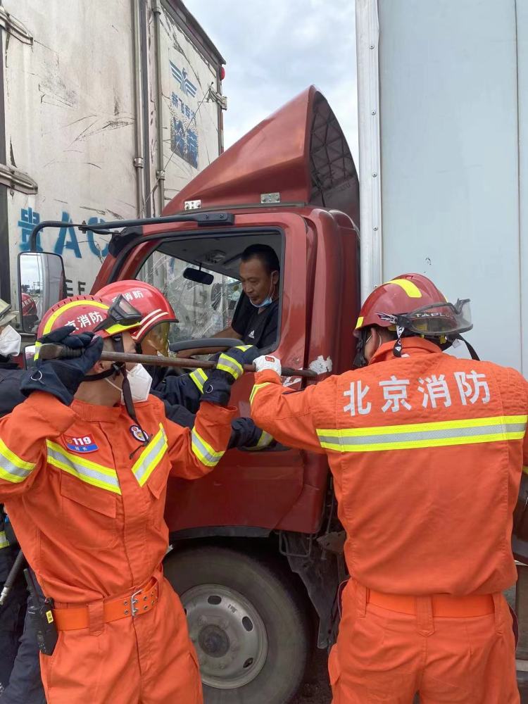 厢货追尾司机被困车内北京经开区消防紧急救援