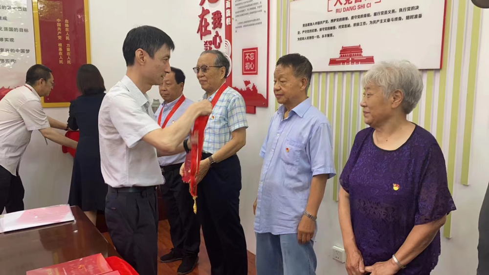 太原广播电视台召开光荣在党五十年纪念章颁发暨主题党日座谈会