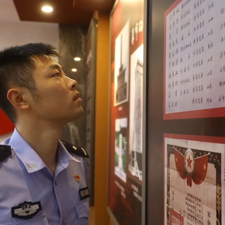 在吕恩覃革命烈士事迹陈列馆,面对庄严的党旗,全体青