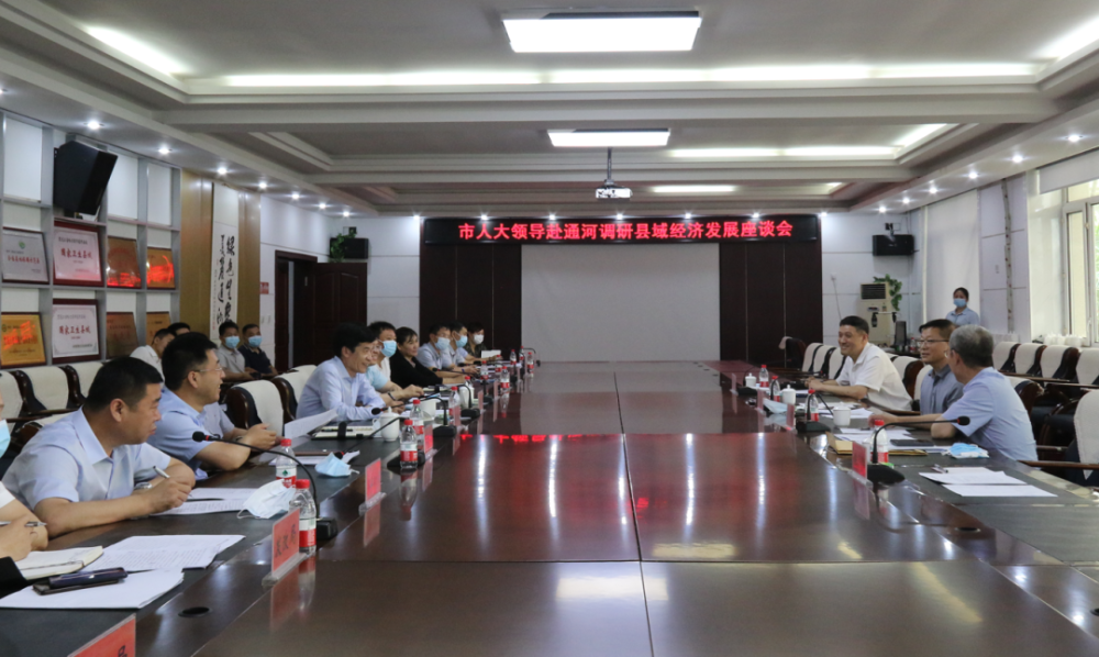 在与企业负责人交流时,郑大泉鼓励企业要坚定发展信