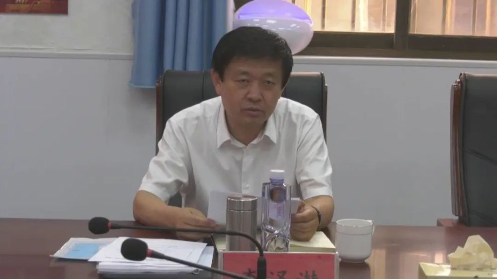 李泽潜先后来到崇文新村和温陈社区党群服务中心,实地