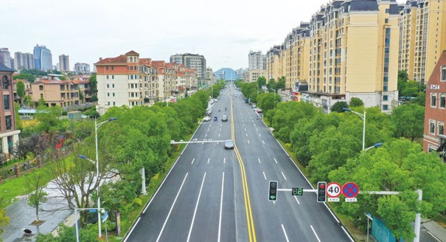 记者彭红霞浏阳日报讯(记者谢鹏)"家门口的碧桂园路改成油砂路了,车辆