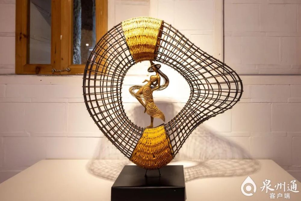 推陈出新"的理念,甄选46位安溪藤铁工艺大师的180件(套)作品参展,它们