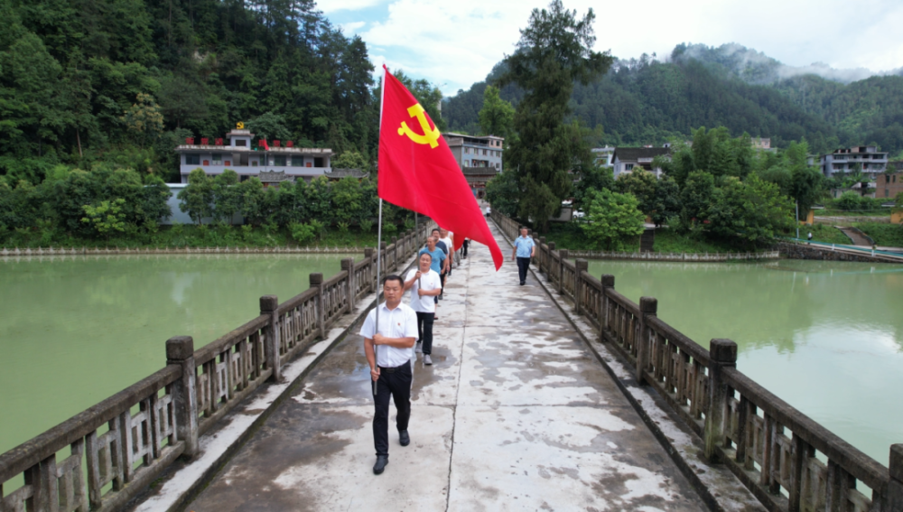 到老屯乡望虎屯村开展"七一"联建活动台江县人武部组织党员干部职工