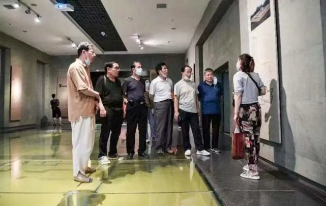 可惜我是外行,只能是蜻蜓点水,含民和大虎他们又是笔记又是拍照,那种