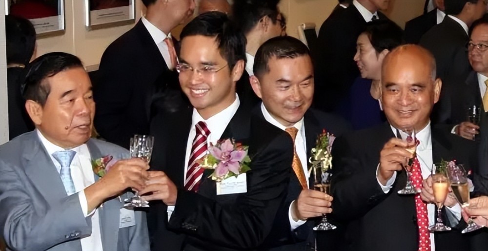 香港回归25周年,当年回归典礼顺利举办,背后有郑裕彤