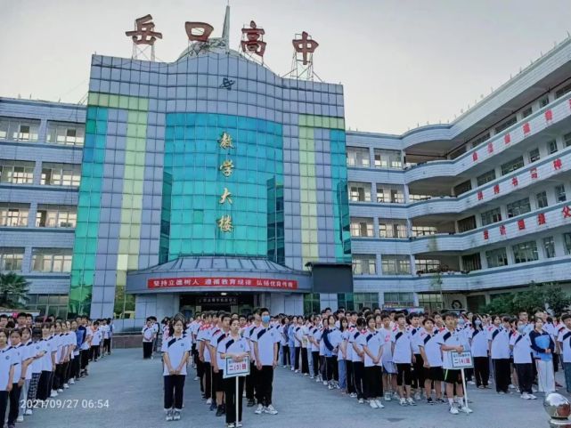 "书香传承"捐书活动是岳口高中特色活动,每年6月2日在高三学子毕业