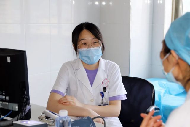 省康复医院睡眠医学科卢敏敏主治医师一边为吴大姐行贴耳穴治疗,一边