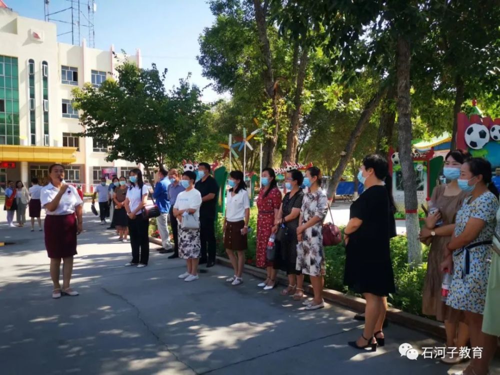 与会人员先后深入石河子第二十二中学,第十一小学和第三小学实地参观