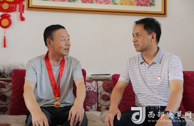西凤集团公司班子成员杨宏亮,贾智勇,郭拴新,杨会军走访慰问老党员捧