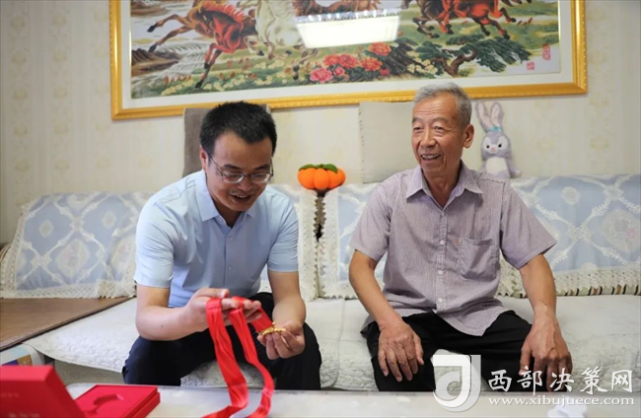 西凤集团公司班子成员杨宏亮,贾智勇,郭拴新,杨会军走访慰问老党员捧