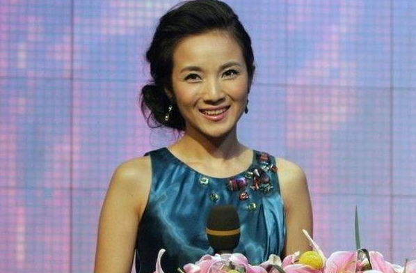 26岁进央视被誉为"央视才女",42岁高龄产子,如今被宠成公主