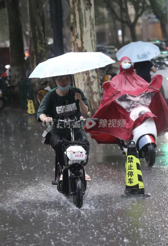 图集|此刻,郑州市区暴雨如注