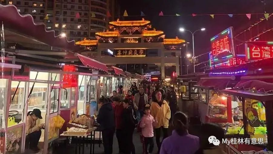 尊神庙夜市街地处莫家上街,莫家下街两街交汇处,毗邻安庆街,三街通达