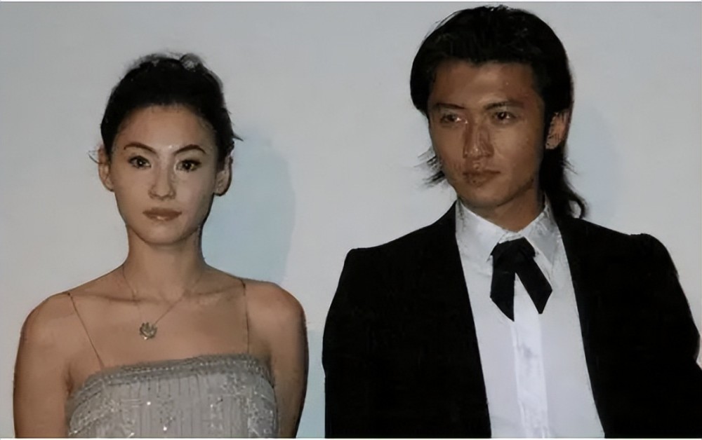 张柏芝与谢霆锋离婚10年她独自抚养3个儿子他41岁只恋爱不结婚