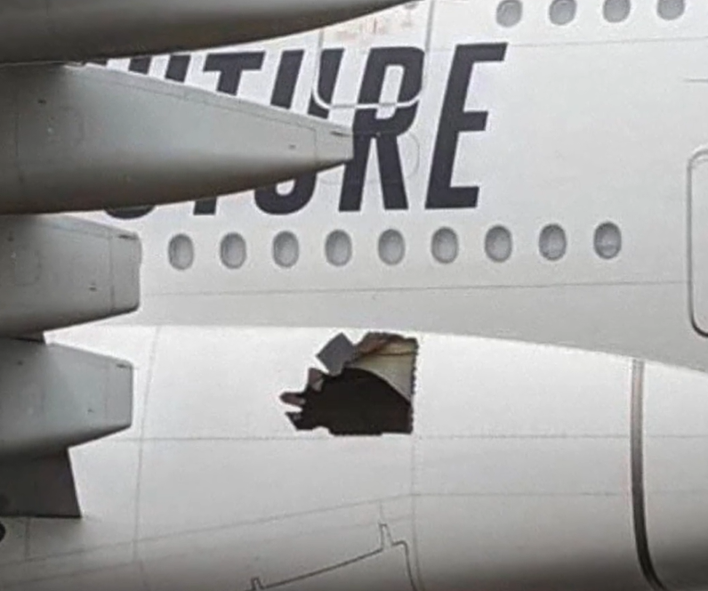 阿联酋客机落地后发现机身有大破洞 飞行途中曾出现巨响