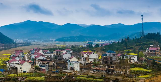 东与贵池区唐田,石台县小河,莘田接壤,南依东至县洋湖镇,尧渡镇,东流