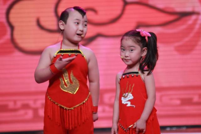 这之后,邓鸣贺又想之前参加演出,还出席公益活动.