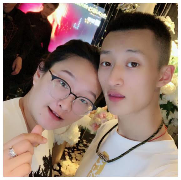 也是一个网红红人,网名米菲.