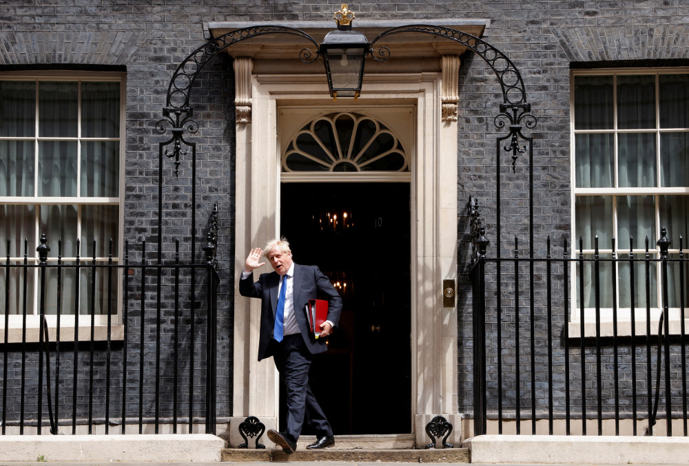 7月6日,英国首相鲍里斯·约翰逊离开伦敦唐宁街10号首相府.