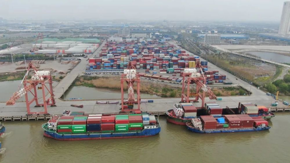 "6月份,扬州港集装箱中转运输量比去年同期增长了37%.