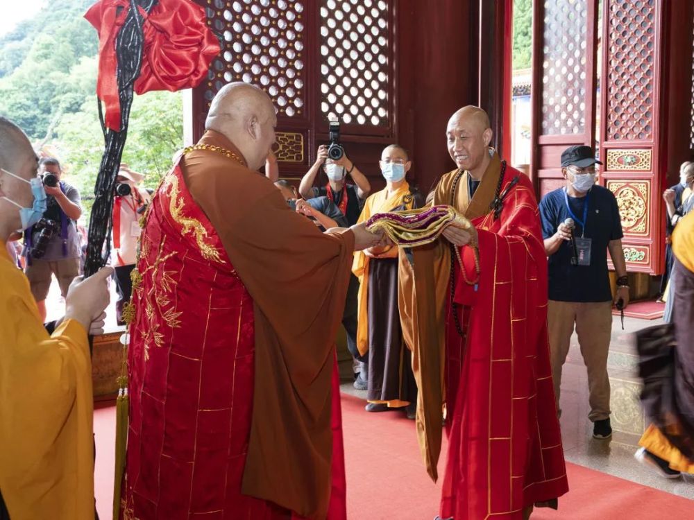 杭州临安西天目禅源寺举行智严法师荣膺方丈升座典礼