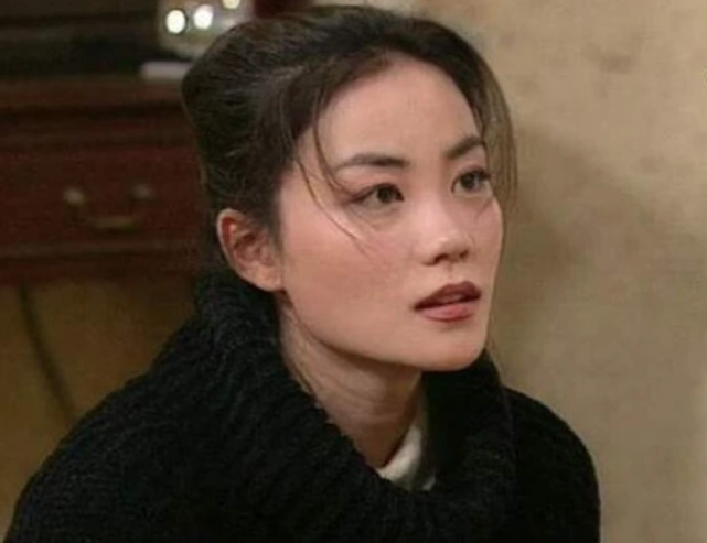 王菲情路波折,无惧两度离婚最终击败张柏芝,与谢霆锋世纪复合恩爱至今