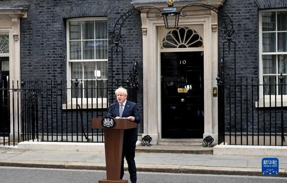 7月7日,英国首相鲍里斯·约翰逊在伦敦唐宁街10号门前发表讲话.