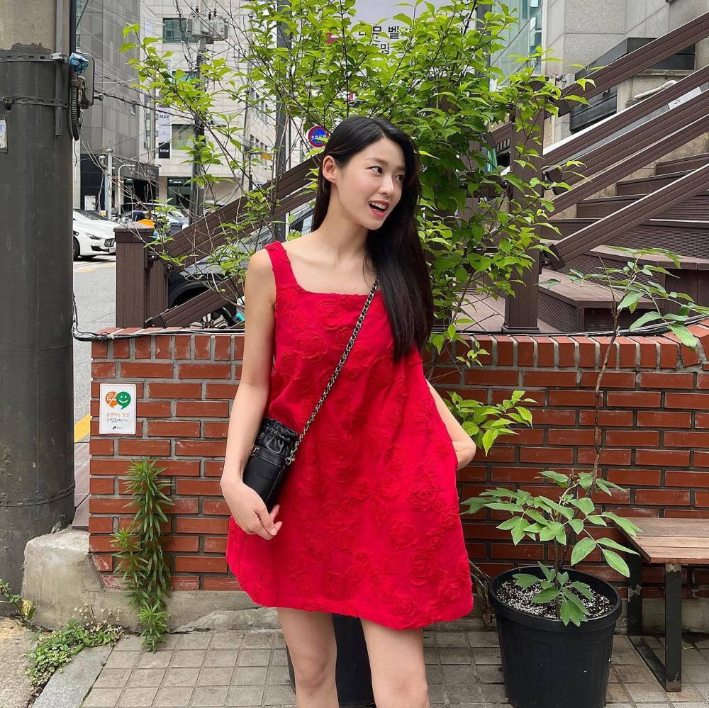 aoa雪炫无袖红裙展示出众身材无愧韩国广告牌女神称号