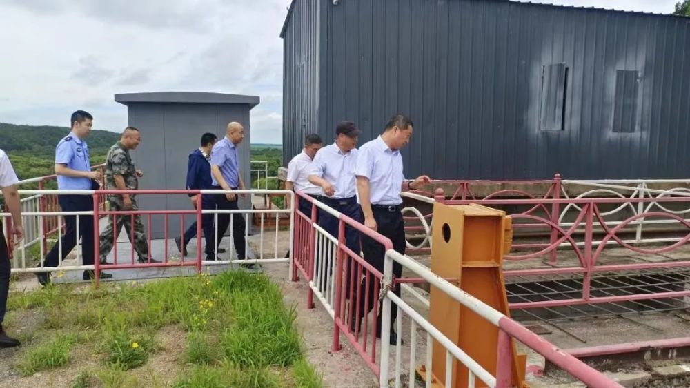徐景波同志实地踏查了山口大坝,溢洪道,山口湖水电站