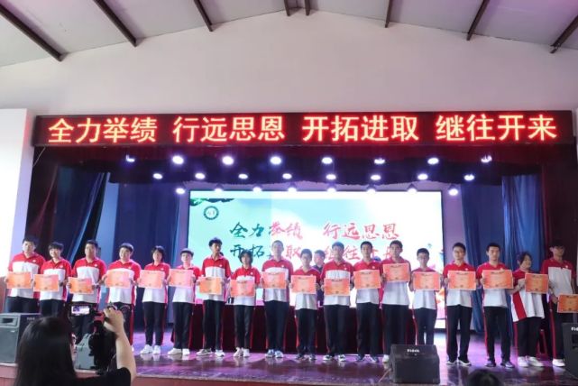 2006班:李重烨,张琳曼,李潇灿2005班:赵宝珠,王佳琪,张兴宜,齐济2004