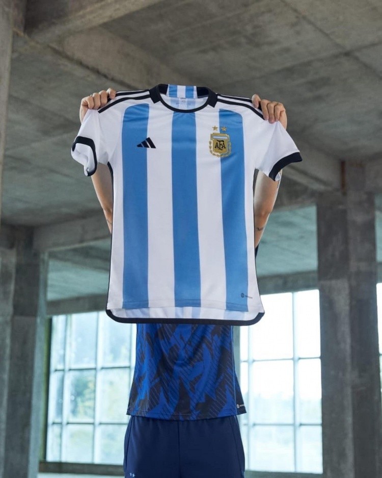 2022年阿根廷世界杯球衣球迷版_巴萨球衣球迷版和球员版区别_阿根廷球衣球迷版