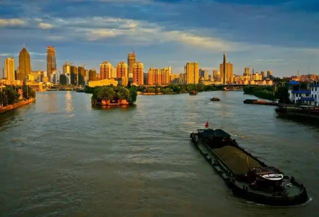 京杭大运河上唯一留存至今的古镇千年来不通桥和路只能坐船进出