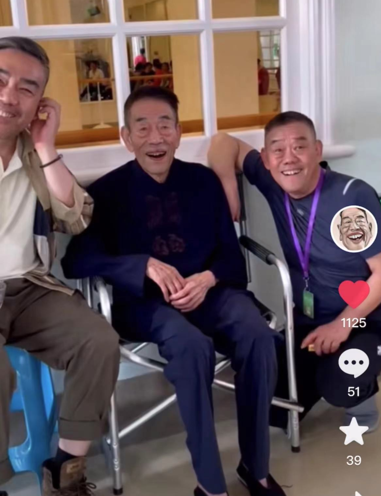 杨少华携俩儿外出玩乐被贴心照顾喜笑颜开父子长相神态如复制