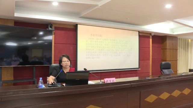 会议邀请了省党代表,宝口中学工会主席邓梦冰,以"牢