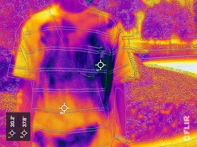 用热成像仪记录了体表温度变化在距离衣服10cm的地方按下喷头喷就可以