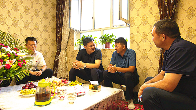 市委书记薛建强在退休老干部阿依先木·阿布都热合曼家