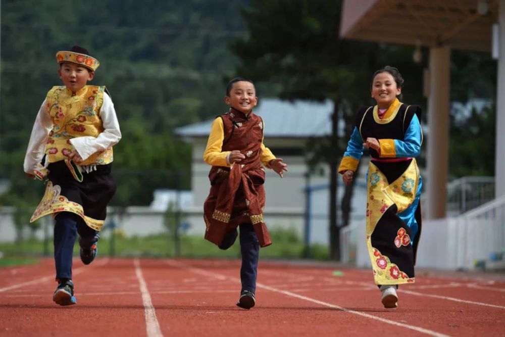 更章门巴民族乡小学的孩子们在操场上奔跑文字 李 然图片 陈逸航